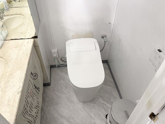 トイレリフォーム 見た目も使い勝手も一新！  空間を広く感じられる快適なレストルーム  