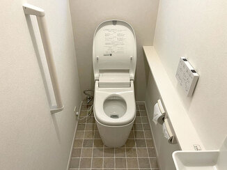 トイレリフォーム 内装にこだわり、明るく柔らかな雰囲気に仕上げたレストルーム